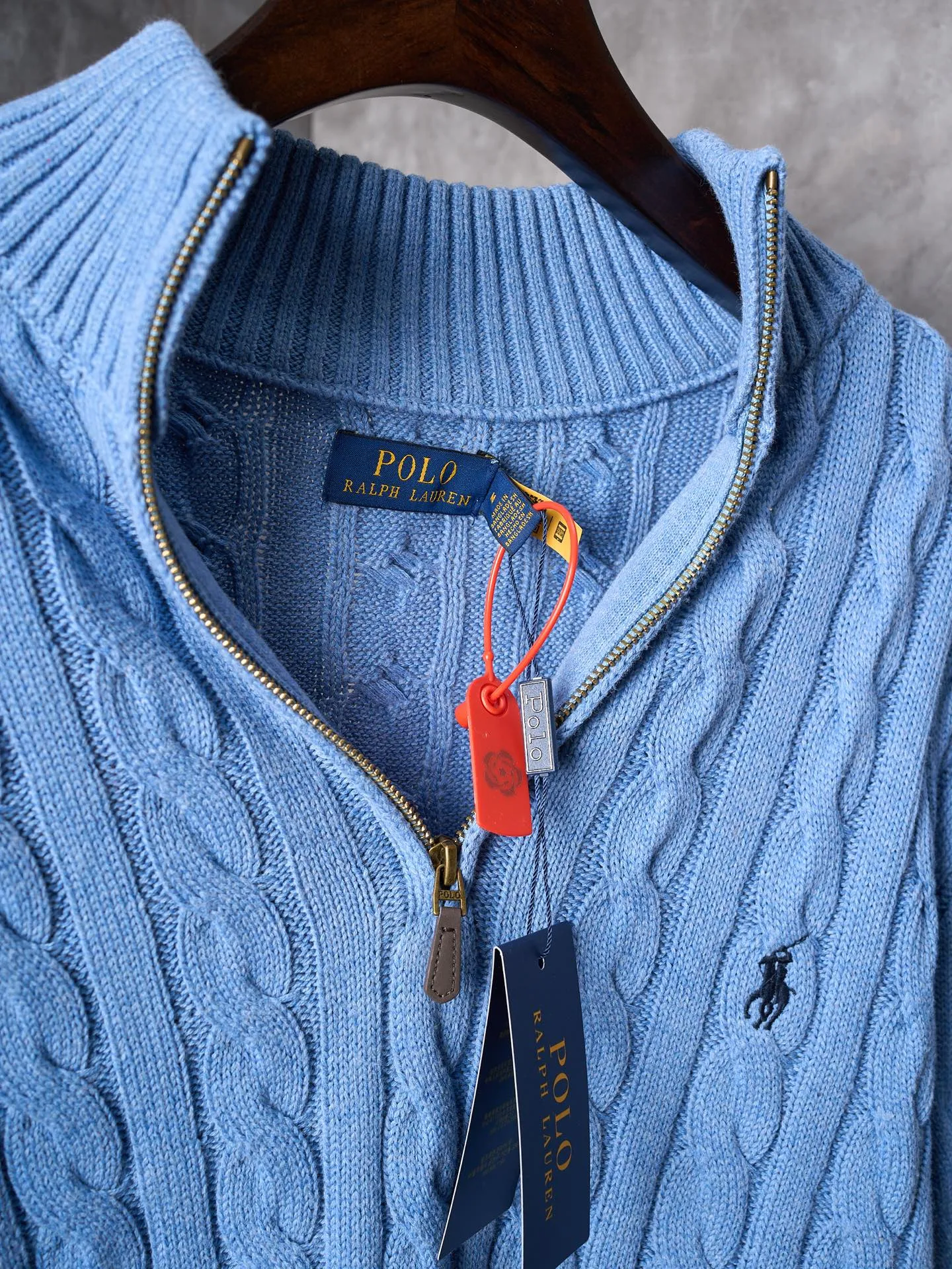 P430 Actual auction] Ralph Lauren/Ralph Lauren pony embroidered cable knitted zipper sweater [Ready stock] S M L Fully recognizable. Zipper half-high collar design. Just the right amount of gorgeousness. Interpret high-end style with unique details. Adhere to the eternal elegance and taste. Use imported machine embroidery technology. Use advanced computer control system and precision mechanical components to realize the iconic pony embroidery operation. High precision. Smooth and delicate lines. Three-dimensional cable knitting. Through clever shifting and interweaving of coils, adjacent coils are cross-shifted to form a twisting effect of cable. The lines are smooth and regular. It is time-consuming and labor-intensive. Garment washing water plus soft and deodorizing process. Use professional washing equipment and specific detergents to deeply clean and deodorize clothes. Improve the feel and appearance of clothes and fit them better.
